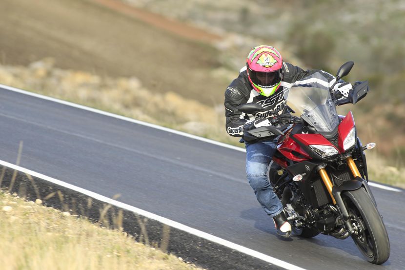 Yamaha   Немного сумасшедший уличный супермото-спортивный мотоцикл MT-09 подходит для всех видов спорта