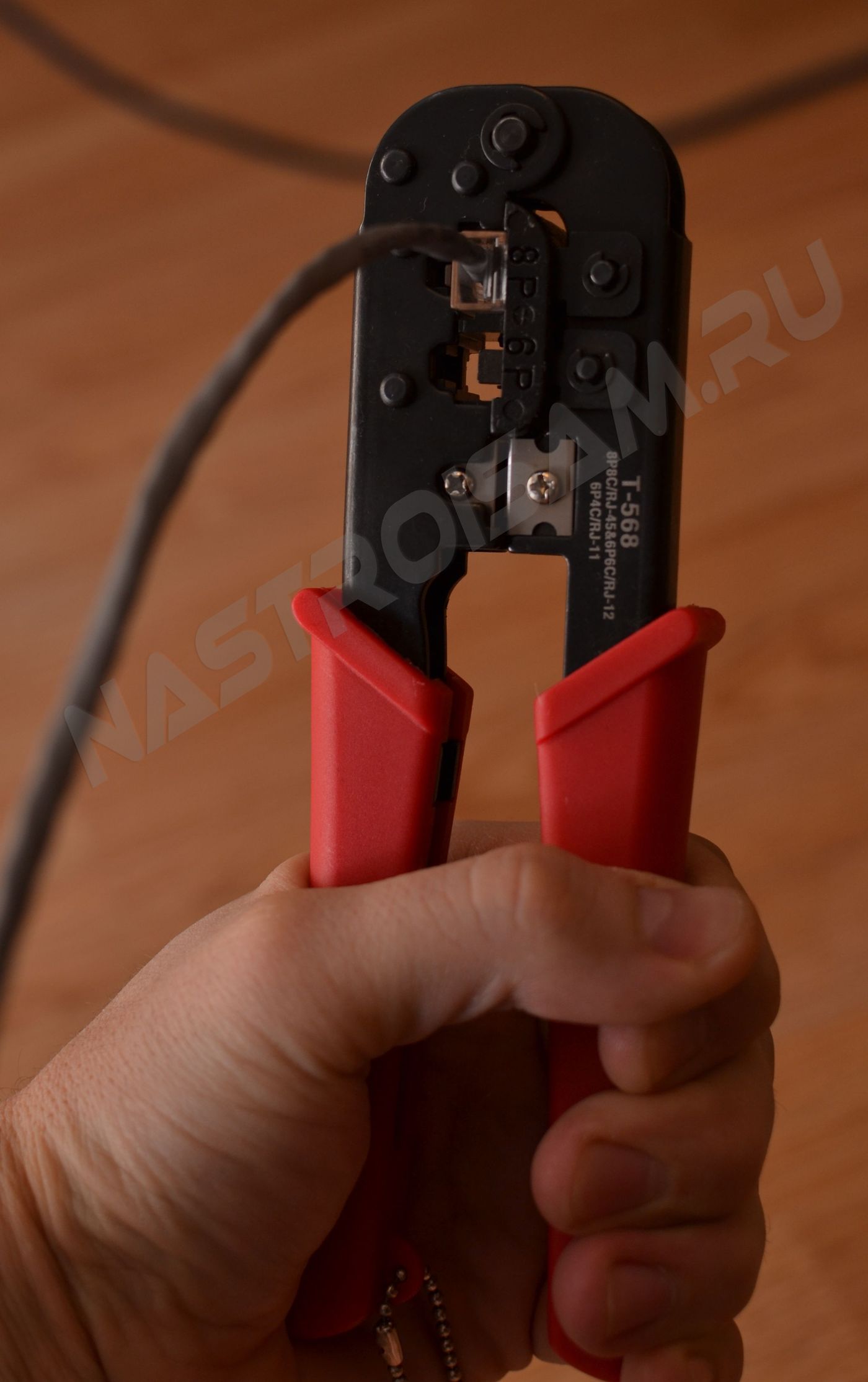 Düzgünce, bükülmüş çift dışarı sıçramayacak ve kablolar durana kadar konektörün içinde olacak şekilde, kabloyu konektörün kıvrımına yerleştiririz: